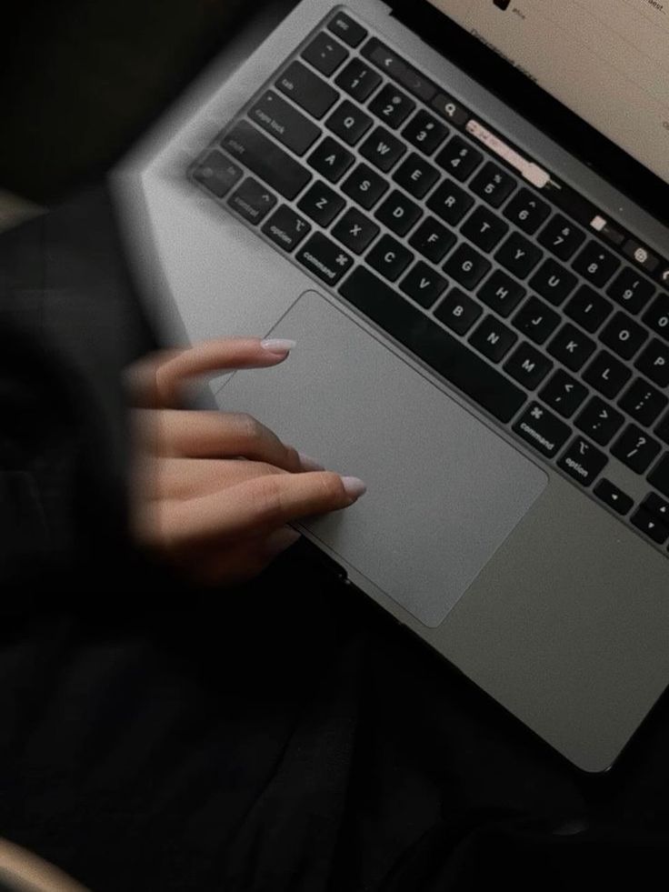 quiet hustle 🖤💻