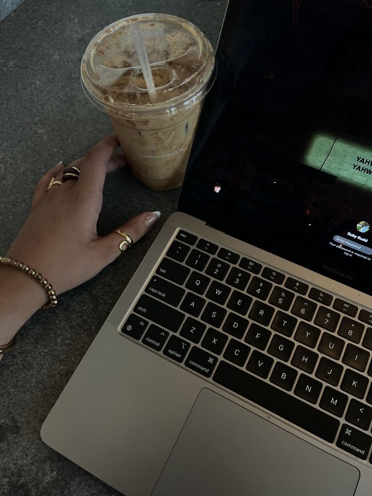 work day! ☕️🤍